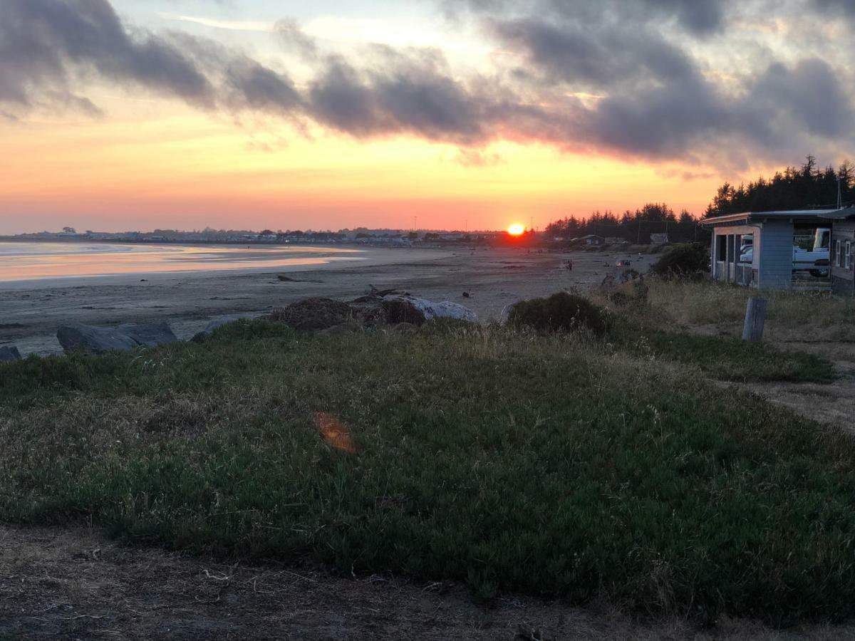 Crescent Beach Motel เครสเซนต์ซิตี ภายนอก รูปภาพ